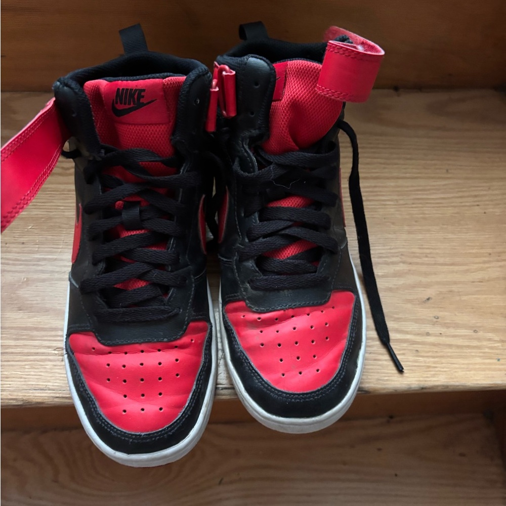 Nike Kids Sneakers in Black and Red